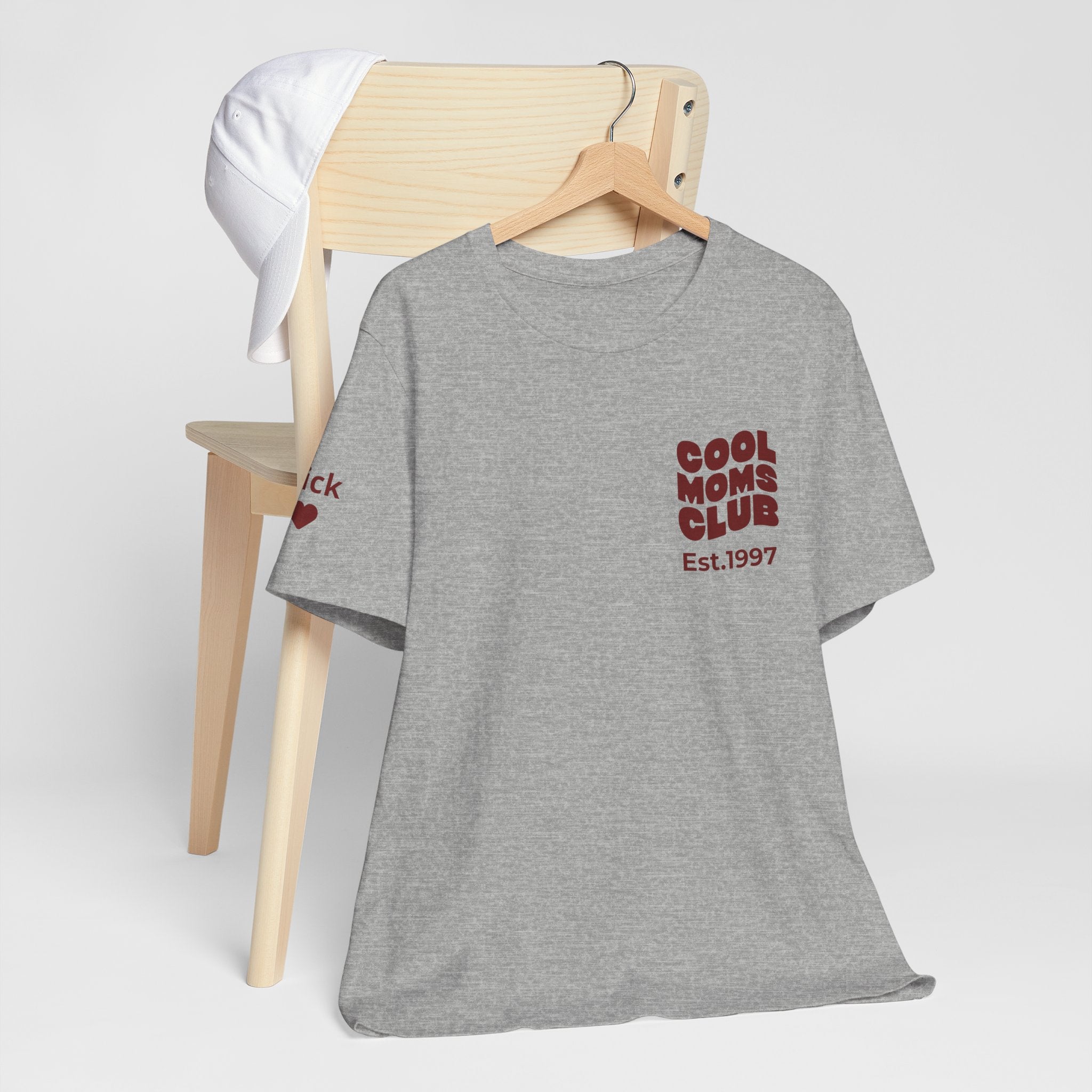 T-Shirt Cool moms club and first names on sleeve