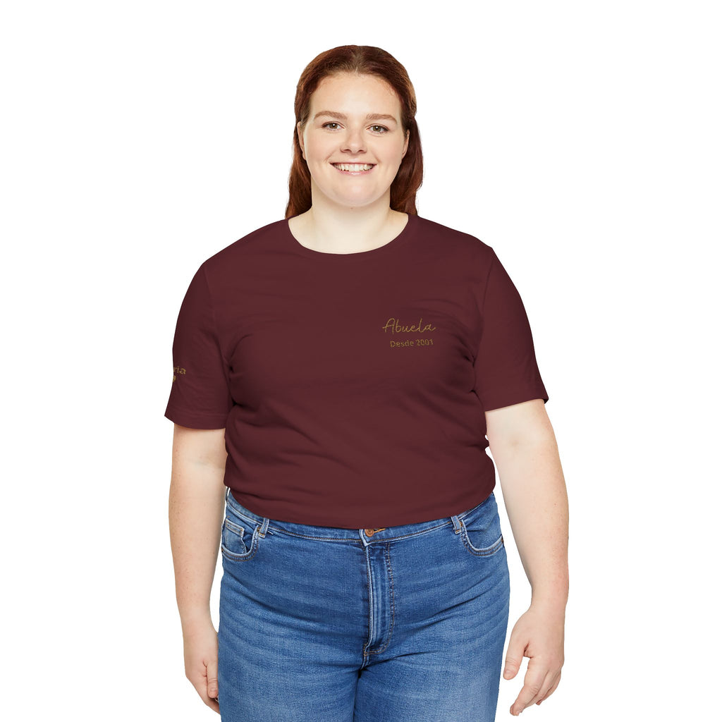 Camiseta bordada para abuela con fecha "Abuela desde" y nombres de los nietos en la manga
