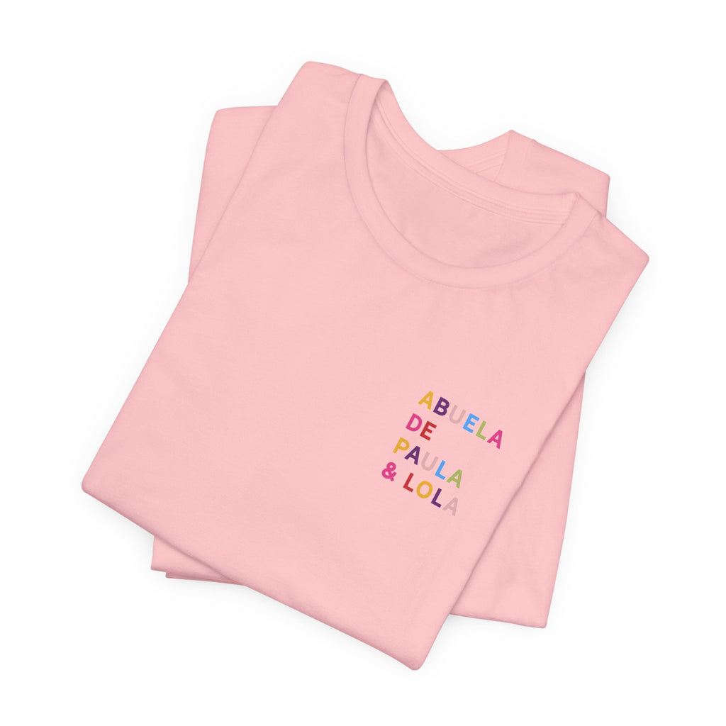 Camiseta personalizada para abuela con nombres multicolor