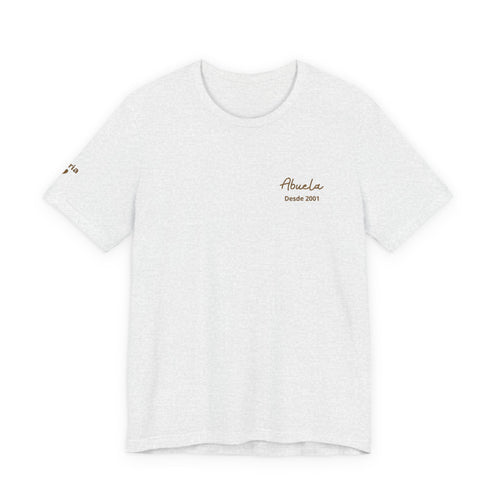 Camiseta bordada para abuela con fecha "Abuela desde" y nombres de los nietos en la manga