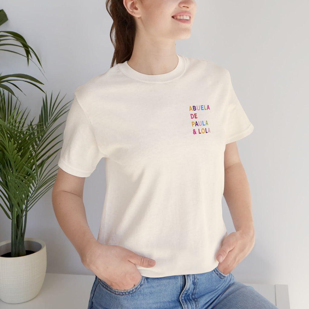 Camiseta personalizada para abuela con nombres multicolor